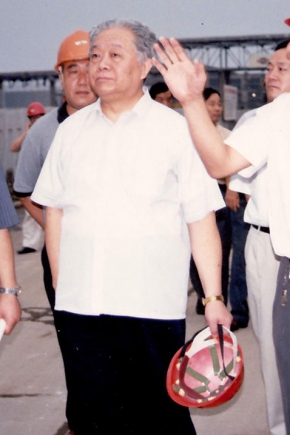 2000年8月16日，第十屆全國人大常委會副委員長（時任國家經貿委主任）盛華仁（中）蒞臨公司視察。